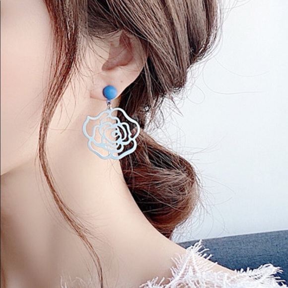 Hollow Out Rose Earrings - Picture 3 of 3